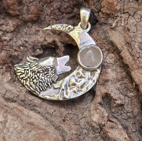 Sterling Silver and Rose Quartz Wolf Pendant - Picture 1 of 3
